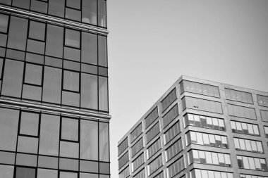 Modern ofis binası duvar yapılmış çelik ve cam. Siyah ve beyaz.