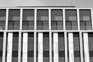 Modern ofis binası duvar yapılmış çelik ve cam. Siyah ve beyaz.