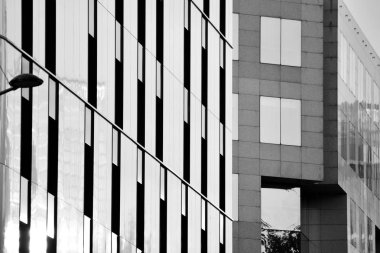 Modern ofis binası duvar yapılmış çelik ve cam. Siyah ve beyaz.