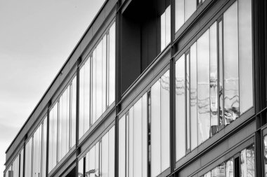 Modern ofis binası duvar yapılmış çelik ve cam. Siyah ve beyaz.