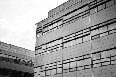 Modern ofis binası duvar yapılmış çelik ve cam. Siyah ve beyaz.