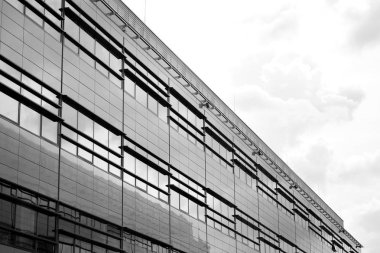 Modern ofis binası duvar yapılmış çelik ve cam. Siyah ve beyaz.