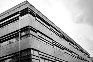 Modern ofis binası duvar yapılmış çelik ve cam. Siyah ve beyaz.
