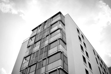 Modern apartman dış görünüşü. siyah ve beyaz.