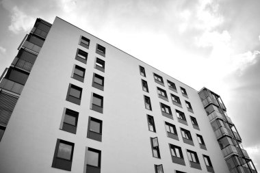 Modern apartman dış görünüşü. siyah ve beyaz.
