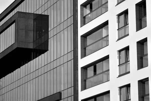 Modern apartman dış görünüşü. siyah ve beyaz.