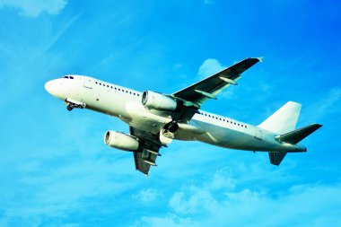 Mavi gökyüzü uçakta. Yolcu uçağı Havaalanı Pist uçuyor.