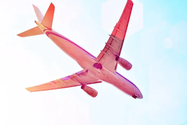 Mavi Gökyüzü Uçakta Yolcu Uçağı Havaalanı Pist Uçuyor — Stok fotoğraf