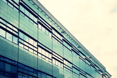 Modern ofis açık gökyüzü arka plan üzerinde. Retro stilize renkli ton filtre efekti