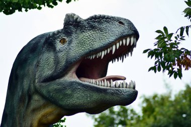 Parktaki dinozor heykeli