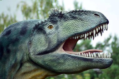 Parktaki dinozor heykeli