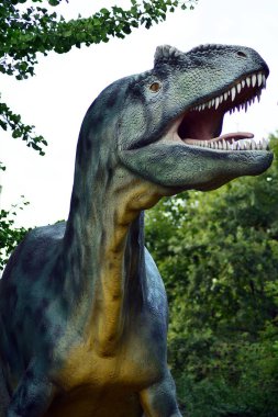 Parktaki dinozor heykeli