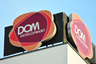 Varşova, Polonya. 31 Ağustos 2018. İşareti Dom kalkınma. Şirket tabela Dom Kalkınma.