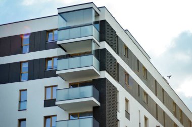 Çağdaş mimarinin soyut parçası. Konut modern bina