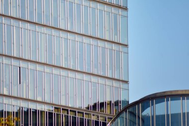 Çağdaş mimarinin, beton ve camdan duvarlar soyut parçası. Cam giydirme cephe modern ofis binası