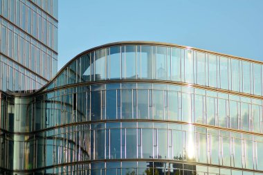 Çağdaş mimarinin, beton ve camdan duvarlar soyut parçası. Cam giydirme cephe modern ofis binası