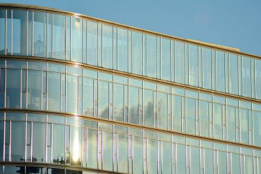 Çağdaş mimarinin, beton ve camdan duvarlar soyut parçası. Cam giydirme cephe modern ofis binası