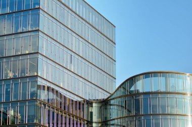 Çağdaş mimarinin, beton ve camdan duvarlar soyut parçası. Cam giydirme cephe modern ofis binası