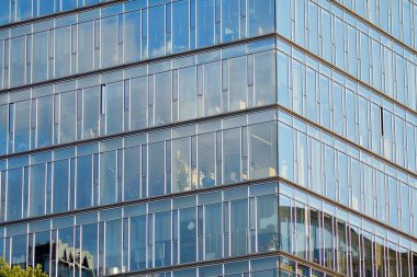 Çağdaş mimarinin, beton ve camdan duvarlar soyut parçası. Cam giydirme cephe modern ofis binası