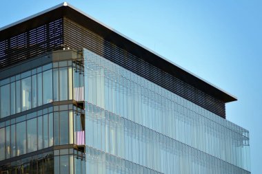 Çağdaş mimarinin, beton ve camdan duvarlar soyut parçası. Cam giydirme cephe modern ofis binası