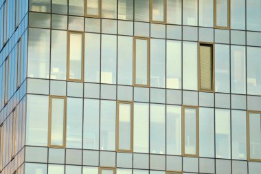 Çağdaş mimarinin, beton ve camdan duvarlar soyut parçası. Cam giydirme cephe modern ofis binası