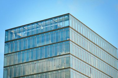 Çağdaş mimarinin, beton ve camdan duvarlar soyut parçası. Cam giydirme cephe modern ofis binası