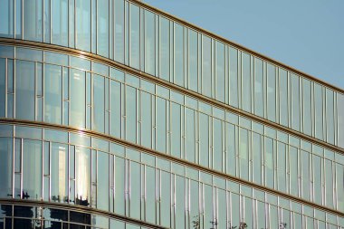 Çağdaş mimarinin, beton ve camdan duvarlar soyut parçası. Cam giydirme cephe modern ofis binası