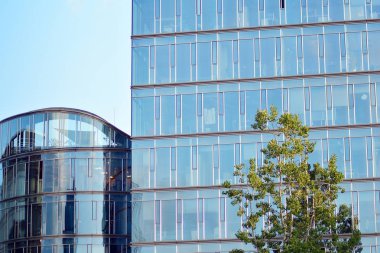 Çağdaş mimarinin, beton ve camdan duvarlar soyut parçası. Cam giydirme cephe modern ofis binası