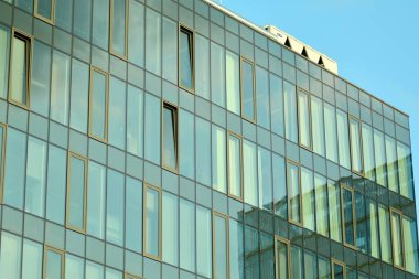 Çağdaş mimarinin, beton ve camdan duvarlar soyut parçası. Cam giydirme cephe modern ofis binası