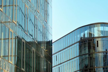 Çağdaş mimarinin, beton ve camdan duvarlar soyut parçası. Cam giydirme cephe modern ofis binası