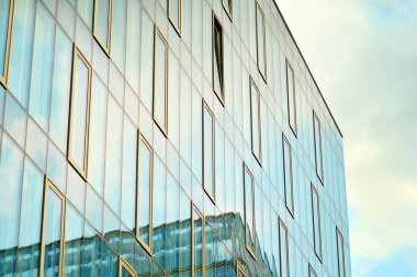 Çağdaş mimarinin, beton ve camdan duvarlar soyut parçası. Cam giydirme cephe modern ofis binası