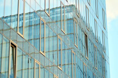 Çağdaş mimarinin, beton ve camdan duvarlar soyut parçası. Cam giydirme cephe modern ofis binası