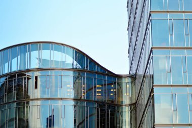 Çağdaş mimarinin, beton ve camdan duvarlar soyut parçası. Cam giydirme cephe modern ofis binası