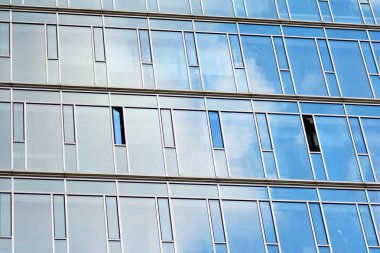 Çağdaş mimarinin, beton ve camdan duvarlar soyut parçası. Cam giydirme cephe modern ofis binası