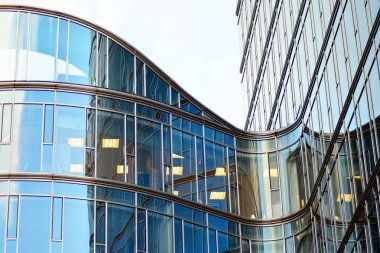 Çağdaş mimarinin, beton ve camdan duvarlar soyut parçası. Cam giydirme cephe modern ofis binası