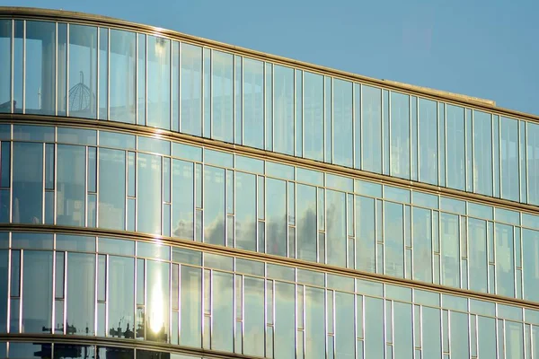 Çağdaş mimarinin, beton ve camdan duvarlar soyut parçası. Cam giydirme cephe modern ofis binası