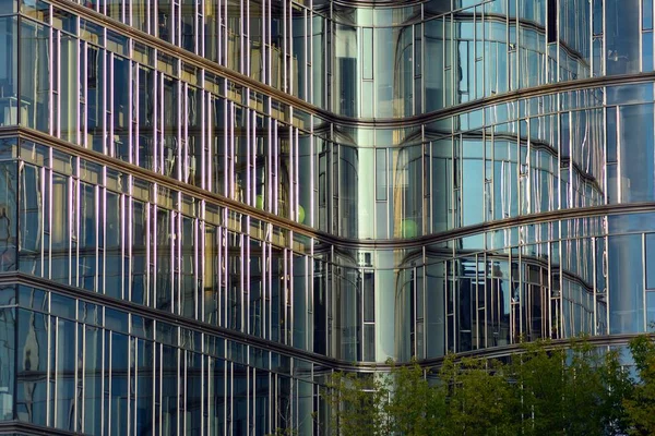当代建筑的抽象片段 由玻璃和混凝土构成的墙壁 现代办公大楼玻璃幕墙 — 图库照片