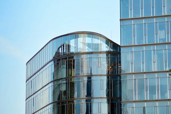 Çağdaş mimarinin, beton ve camdan duvarlar soyut parçası. Cam giydirme cephe modern ofis binası