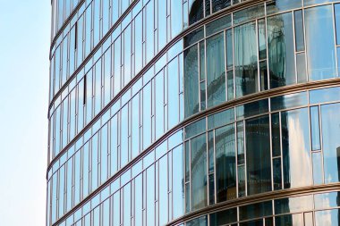 Çağdaş mimarinin, beton ve camdan duvarlar soyut parçası. Cam giydirme cephe modern ofis binası