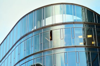 Çağdaş mimarinin, beton ve camdan duvarlar soyut parçası. Cam giydirme cephe modern ofis binası