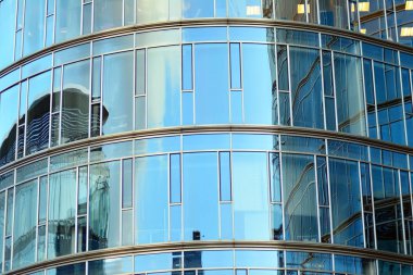 Çağdaş mimarinin, beton ve camdan duvarlar soyut parçası. Cam giydirme cephe modern ofis binası