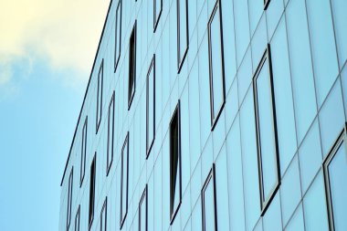 Çağdaş mimarinin, beton ve camdan duvarlar soyut parçası. Cam giydirme cephe modern ofis binası