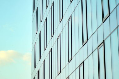 Çağdaş mimarinin, beton ve camdan duvarlar soyut parçası. Cam giydirme cephe modern ofis binası