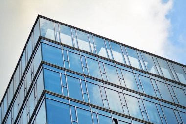 Çağdaş mimarinin, beton ve camdan duvarlar soyut parçası. Cam giydirme cephe modern ofis binası