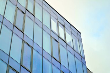 Çağdaş mimarinin, beton ve camdan duvarlar soyut parçası. Cam giydirme cephe modern ofis binası