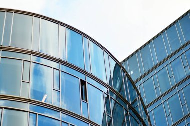 Çağdaş mimarinin, beton ve camdan duvarlar soyut parçası. Cam giydirme cephe modern ofis binası