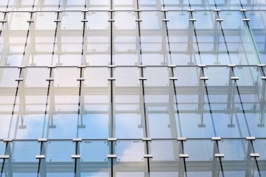 Çağdaş mimarinin, beton ve camdan duvarlar soyut parçası. Cam giydirme cephe modern ofis binası