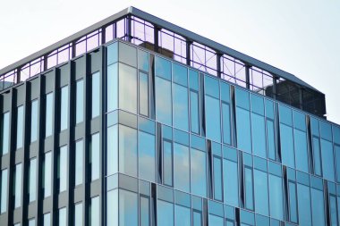 Çağdaş mimarinin, beton ve camdan duvarlar soyut parçası. Cam giydirme cephe modern ofis binası