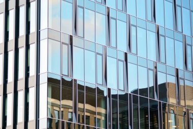 Çağdaş mimarinin, beton ve camdan duvarlar soyut parçası. Cam giydirme cephe modern ofis binası