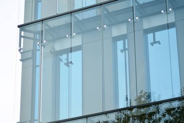 Çağdaş mimarinin, beton ve camdan duvarlar soyut parçası. Cam giydirme cephe modern ofis binası